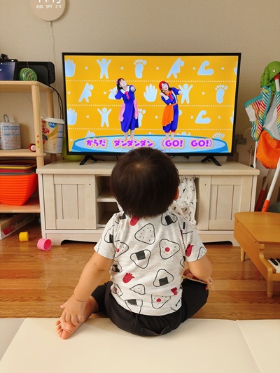 テレビを浮かしました